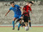 Pemain-Persis-Solo-Sutanto-Tan-berebut-bola-dengan-pemain-Persebi-Boyolali-di-Stadion-Sriwedari.jpg