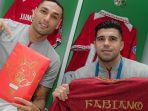 Pemain-bertahan-Persis-Solo-Fabiano-menunjukan-jersey-Special-Edition-Chinnese-New-Year.jpg