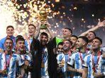 Pemain-depan-Argentina-Lionel-Messi-mengangkat-trofi.jpg