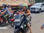 Kemarin Mural One Piece Dihapus di Sragen, Hari Ini Aparat Bagikan Bendera Merah Putih di Jalan