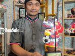 Pemilik-Sanggar-Wayang-Gogon-Margono-memegang-sampel-suvenir-Piala-Dunia-U-20.jpg