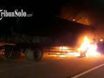 Penampakan-Nissan-X-Trail-yang-terbakar-hebat-usai-tabrak-truk-tronton-di-Jalan.jpg