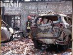 Penampakan-bangunan-dan-dua-mobil-hangus-Makan-Ayam-Goreng-Mbak-Mul-yang-terkenal-itu.jpg