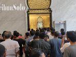 Penampakan-jemaah-antre-memasuki-Masjid-Raya-Sheikh-Zayed-Solo-Sabt.jpg