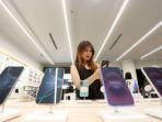 Pengunjung-melihat-lihat-unit-Iphone-16-saat-acara.jpg