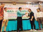 Penyematan-kartu-peserta-pada-saat-Bimbingan-Teknis-Perizinan-Berusaha-d.jpg