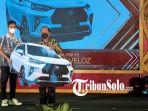 Penyerahan-hadiah-New-Toyota-Avanza-Veloz-dalam-Gathering-Wajib-Pajak-Terbaik-2022-di-Hotel-Alila.jpg