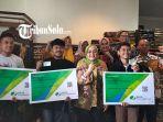 Penyerahan-kartu-BPJS-Ketenagakerjaan-kepada-perwakilan-pengrajin-batik-di-Batik-SYN.jpg