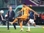 Penyerang-Belanda-Cody-Gakpo-menendang-bola-dalam-laga-Belanda-vs-Ekuador.jpg
