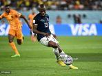 Penyerang-Ekuador-Enner-Valencia-tengah-membawa-bola-dalam-laga-Belanda-vs-Ecuador.jpg
