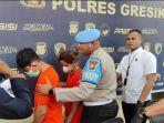 Penyidik-Polres-Gresik-menghadirkan-dua.jpg