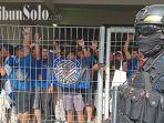 Personel-polisi-menjaga-keamanan-di-Gate-II-Stadion-Manahan-yang-digunakan-sebagai-pin.jpg
