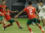 Pesepak-bola-Indonesia-Welber-Jardim-kanan-dibayangi-pesepak-bola-Maroko.jpg