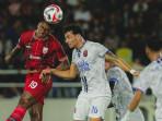 Pesepak-bola-Persis-Solo-Cleylton-Santos-kiri-berduel-dengan-pemain-Persijap-Jepara.jpg