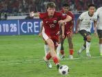 Pesepak-bola-Timnas-Indonesia-Ole-Romeny-menendang-penalti.jpg