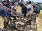 Peserta-balap-traktor-saling-adu.jpg