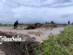 Peserta-memacu-traktor-dalam-perlombaan-balap-traktor-di-Karangduren-Klaten.jpg