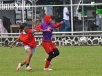 Peserta-seleksi-terbuka-Persis-Women-berebut-bola-di-Stadion-Mi.jpg