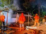 Petugas-Damkar-Sragen-sedang-memadamkan-api-yang-membakar-rumah.jpg