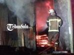 Petugas-Damkar-dan-Satpol-PP-Kabupaten-Klaten-tengah-memadamkan-api-di-Trucuk-Klaten.jpg