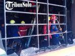 Petugas-damkar-melakukan-proses-pendinginan-di-ruang-sidang-Gedung-A-FKIP-UNS-Solo-yang-terbakar.jpg