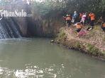 Petugas-dan-warga-melakukan-pencarian-dua-bocah-tenggelam-di-DAM-Sungai-Gaum-Desa.jpg