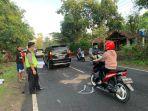 Petugas-melakukan-olah-TKP-kecelakaan-tabrak-lari-yang-menewaskan-sepasang-pasutri-di-Nguntoronadi.jpg