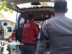 Petugas-mengevakuasi-korban-kecelakaan-di-Jalan-Sragen-Ngawi-di-DesaKecamatan-Sidoharjo-Sragen.jpg