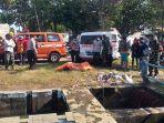 Petugas-polisi-dan-relawan-mengevakuasi-jenazah-korban-di-DAM-Colo-Desa-Nangsri-Karanganyar.jpg