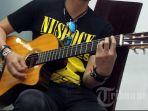 Piyu-Padi-bermain-gitar-saat-ditemui-di-Jakarta.jpg