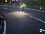 Polisi-melakukan-olah-TKP-kejadian-kecelakaan-di-Jalan-Solo-Tawangmangu.jpg