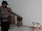 Polisi-memeriksa-tembok-toko-retail-di-Kecamatan-Sidoharjo.jpg