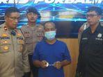 Polisi-saat-menghadirkan-pelaku-pencurian-telepon-genggam.jpg
