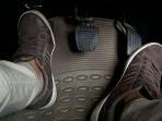 Posisi-kaki-kiri-tengah-menginjak-kopling-saat-mengendarai-mobil-bertransmisi-manual.jpg