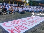 Potret-SMKN-2-Solo-saat-melakukan-demo-di-halaman-sekolahnya-Senin-322024-kemarin.jpg