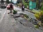 Potret-aspal-jalan-Solo-Tawangmangu-terkelupas-akibat-hujan-deras.jpg