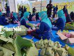 Potret-panitia-kurban-saat-membungkus-daging.jpg