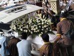 Potret-pemberangkatan-peti-jenazah-dokter-dermawan-asal-Solo-Lo-Siauw-Ging.jpg