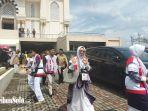 Potret-ratusan-calon-haji-asal-Karanganyar-yang-akan-diberangkatkan-dari-Masjid-Agung-Madaniyah.jpg