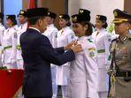 Presiden-Joko-Widodo-saat-mengukuhkan-76-orang-anggota-Pasukan-Pengibar-Bendera-Pusaka.jpg