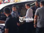 Presiden-Jokowi-dan-Jan-Ethes-bagi-bagi-kaos.jpg