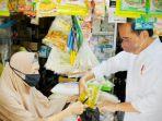 Presiden-Jokowi-mengecek-langsung-ketersediaan-minyak-goreng.jpg