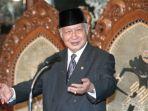 Presiden-ke-2-Soeharto-pada-15-Januari-1998.jpg