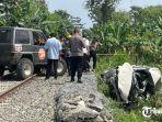Proses-Evakuasi-mobil-Sigra-warna-putih-usai-tertabrak-kereta-api.jpg