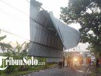 Proses-evakuasi-atap-yang-menimpa-tiang-listrik-di-Troso-Karanganom-Klaten.jpg