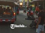 Proses-evakuasi-korban-kecelakaan-motor-Honda-PCX.jpg