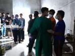 Proses-evakuasi-mayat-laki-laki-dengan-bercak-darah-di-kepalanya-di-Karanganyar.jpg