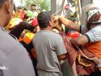 Proses-evakuasi-nenek-tercebur-sumur-2.jpg