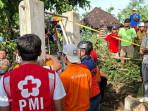 Proses-evakuasi-nenek-tercebur-sumur.jpg