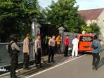 Proses-evakuasi-orang-meninggal-di-dalam-rumah.jpg